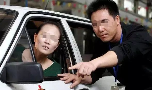 女子开车上路不慎撞死过路老人为什么判他人担责？