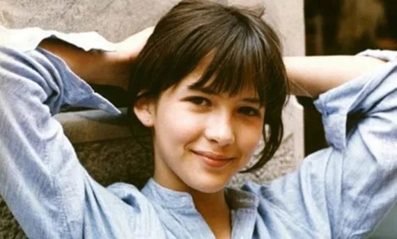 大方脸女孩适合什么发型呀？