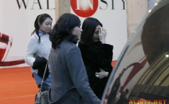 董洁婚变后现身捞金 双腿裸露“美丽冻人”！