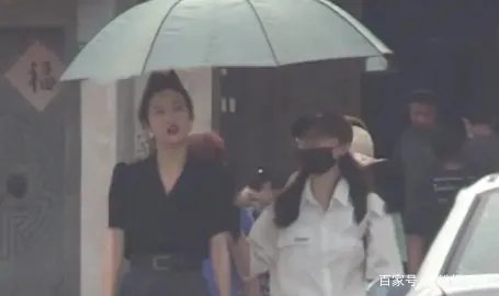 王鸥被小鲜肉探班，两人酒店过夜后挽手出门，是恋情曝光了吗？