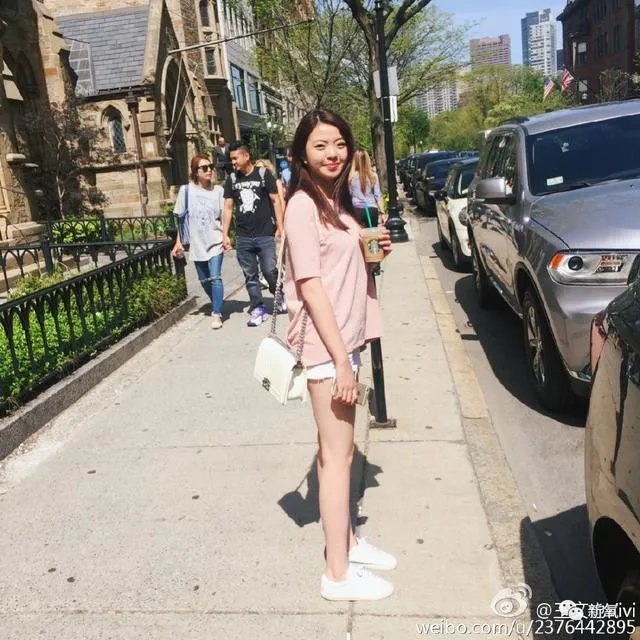 王中磊闺女晒长腿照，娱乐圈大佬们的千金都长什么样？