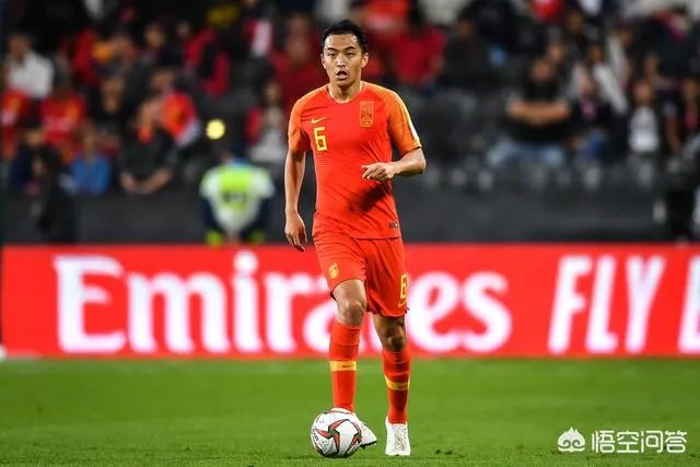 冯潇霆被恒大下放至预备队后，众多体坛大佬纷纷为其鸣不平，这种抱团方式你怎么看？