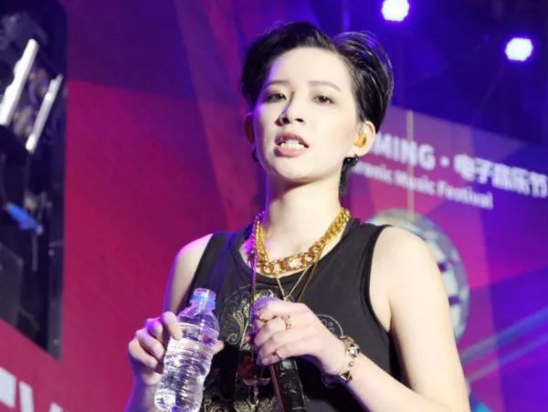 有哪些明星的名字是四个字的？