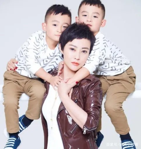 郝蕾双胞胎儿子正面颜值罕见曝光，孩子继承了父母的哪些优点？