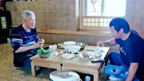 赵本山一家坐炕头直播吃饭,赵本山那么有钱,为何伙食有点差?