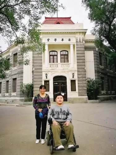 妈妈背罕见病儿子一路读到清华博士，究竟是什么支持着他们？