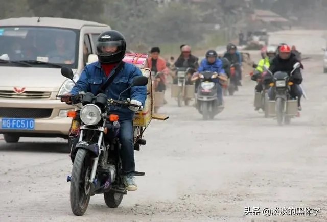 有些农民工日薪三四百,为何骑摩托车回家过年,而不坐飞机呢?