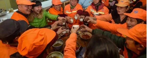 长沙餐馆老板连续13年请环卫工吃团圆饭，你如何看待他们的暖心之举？