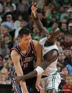 当时易建联用粤语怒喷加内特，为何赛后狼王还对他加以称赞？