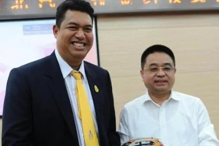 冯坤老公国籍曝光 12年跨国恋终出结果