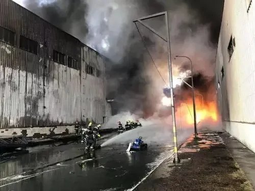 昆明呈贡一仓库起火了,导致其起火的原因是什么?