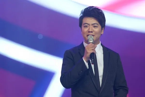 郎朗没“帮”老婆拿行李被谴责，凭什么男人一定要帮女人拿行李？