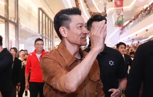 刘德华是华人的骄傲,更是艺人里的楷模。谁近距离见到过刘德华,说说有什么样的感受?