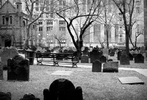 晚上梦见看见死人预兆什么 梦见看见死人是什么意思