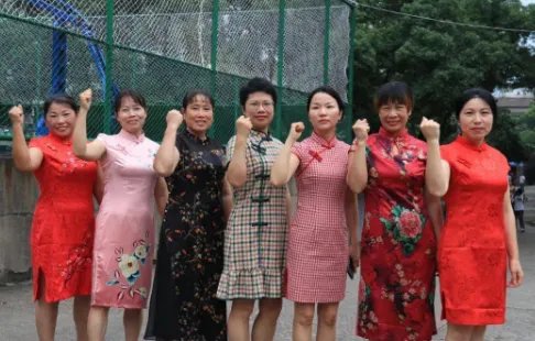 广州高三男班主任戴面具穿旗袍祝考生旗开得胜，网友对此有何表示？