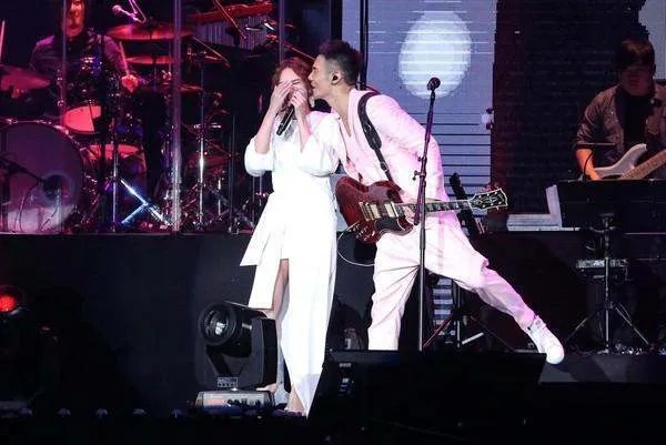 杨丞琳李荣浩分开300天了，他们合体撒过的狗粮有哪些？