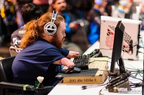 一根筷子闯联盟！励志无臂主播用筷子玩《LOL》