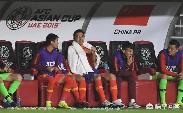 冯潇霆被恒大下放至预备队后，众多体坛大佬纷纷为其鸣不平，这种抱团方式你怎么看？