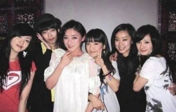 他苦追袁姗姗四年，后与王鸥订婚，还是杨幂同学，他究竟是谁？