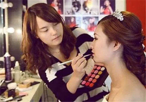 新娘化妆盘头多少钱一次 2017新娘妆面造型价目表