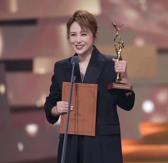 马丽获奖后，何炅却哭了！他们二人此前有过哪些合作？