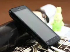 Android首款三防 摩托罗拉Defy售价稳定