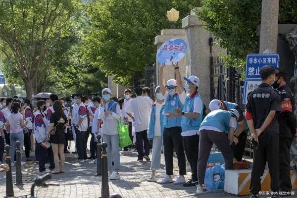 在2022高考首日，发生了哪些有爱的事情？