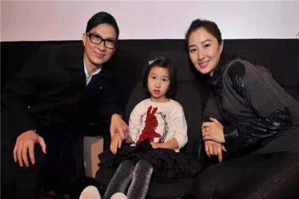 张家辉和关咏荷的爱情，为何在刚开始的时就不被外界看好？