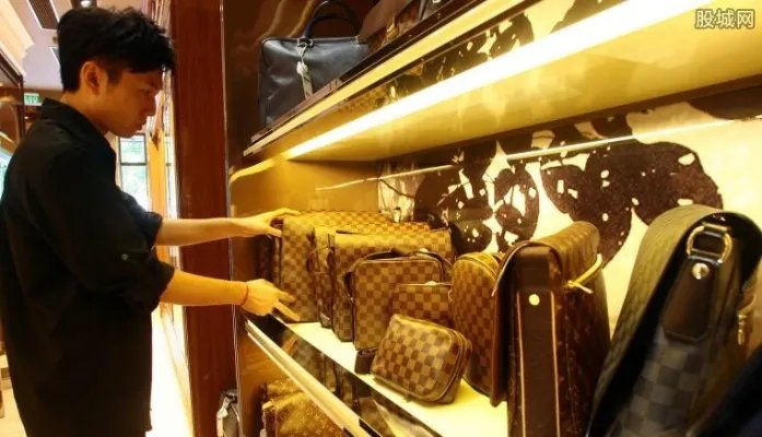 如何辨别lv包真假 正品lv包一个多少钱