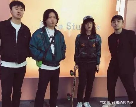 周迅和绯闻男友聚餐被拍，素颜出镜穿着随意，她的状态如何？