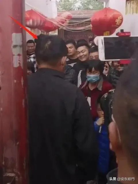 大衣哥朱之文家门被踹后，封村、集市被叫停等，到底谁损失了？