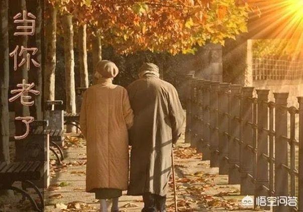 谁有夕阳西下一对年迈的老人在散步的图片？