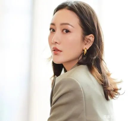 王鸥被小鲜肉探班，两人酒店过夜后挽手出门，是恋情曝光了吗？