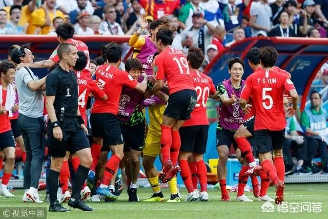 日本队打败了哥伦比亚，韩国队打败了卫冕冠军德国队，你认为中国的国足出路在哪里？