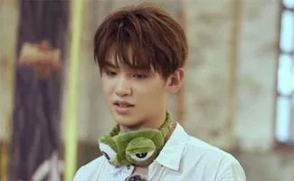 黄明昊走秀假摔,这个假摔能打多少分?