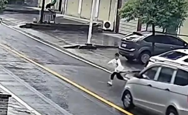 7岁男孩1分钟3次横穿马路被撞,网友:家长应负全责!你也如此认为吗?