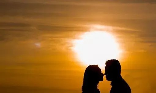 在两性关系中，一个男人最经不起女生怎样撩呢？