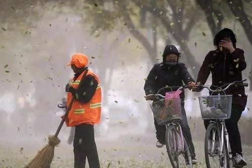 小朋友出门被大风刮跑，鞋子刮得都找不到了，新疆的风有多大？