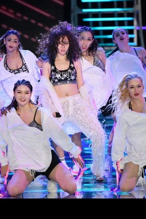 如何看待张靓颖登上2017维多利亚的秘密大秀的演唱嘉宾?