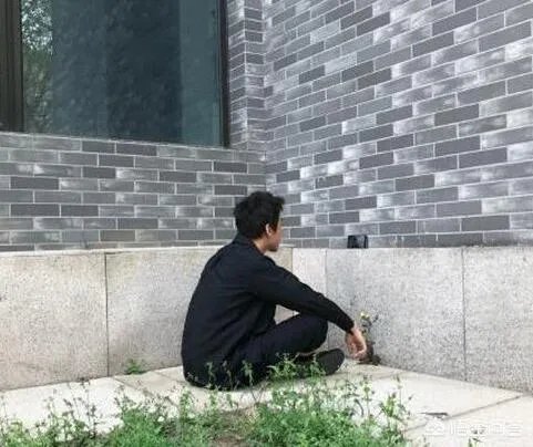 你怎么看邓超坐在墙角给跑男录制视频？