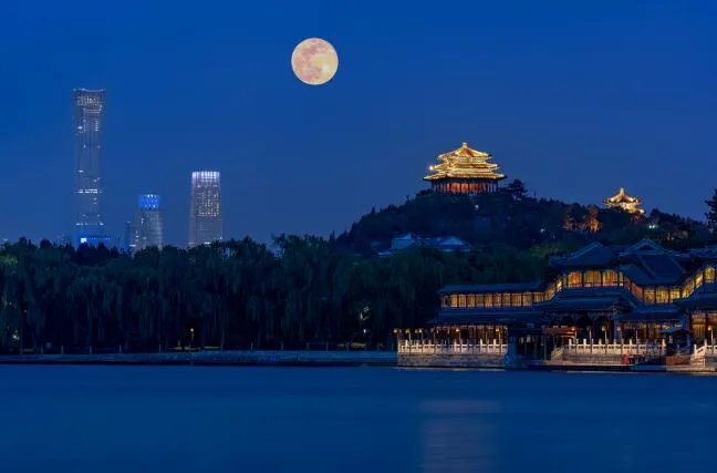 十五的月亮十六圆祝福语 十五的月亮十六圆简短说说