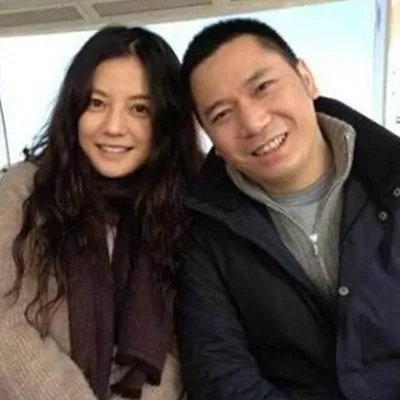 揭秘赵薇结婚照片 夫妇与商界大佬聚会照片曝光