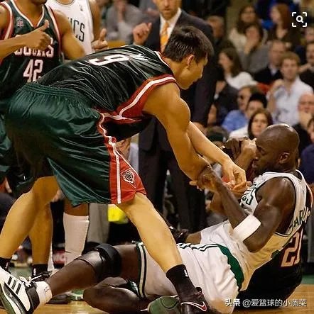 当时易建联用粤语怒喷加内特，为何赛后狼王还对他加以称赞？