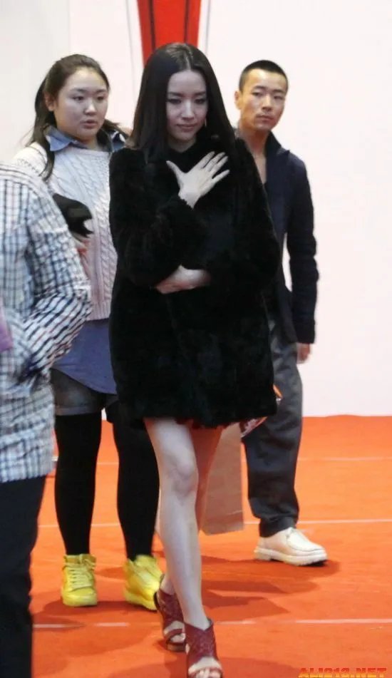 董洁婚变后现身捞金 双腿裸露“美丽冻人”！