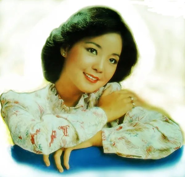 邓丽君模仿秀陈佳堪称第一 邓二哥“钦点”现身纪念演唱会