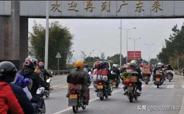 有些农民工日薪三四百,为何骑摩托车回家过年,而不坐飞机呢?