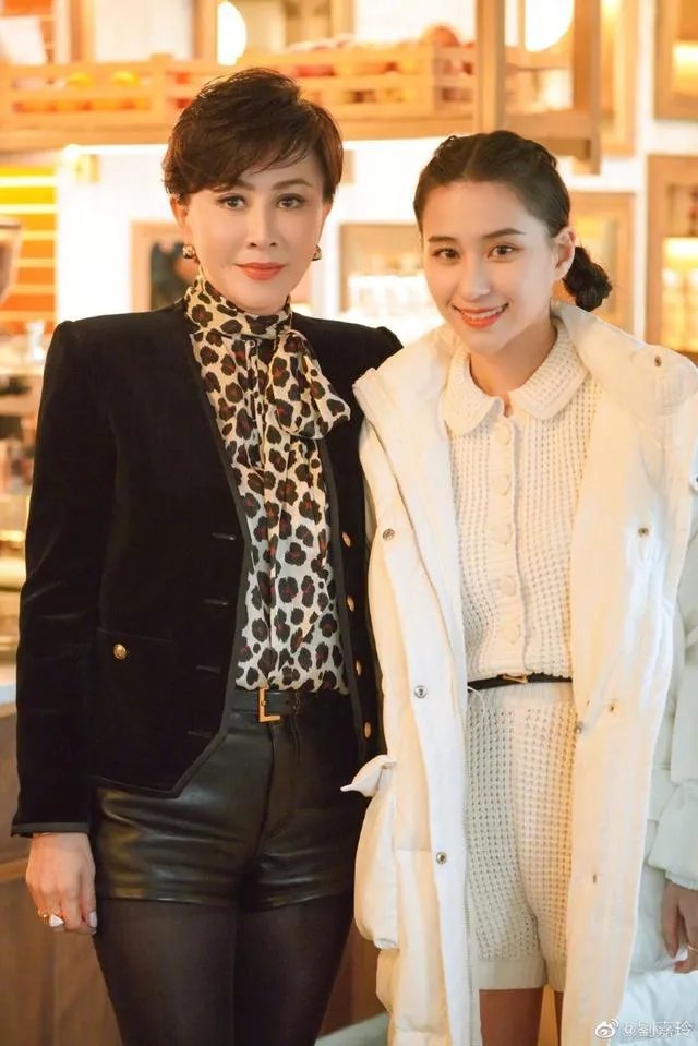 刘嘉玲曝何超莲早已秘婚“很出名的男演员”!会是窦骁吗?