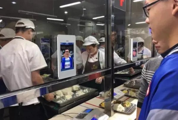 高中推刷脸吃饭是什么意思？