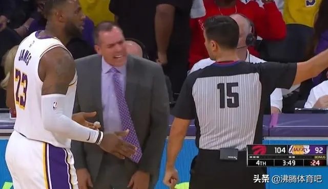 湖人关键追分时刻明显被猛龙打手犯规，为什么湖人不申请挑战裁判的吹罚？你怎么看？