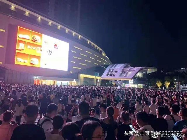 刘德华是华人的骄傲,更是艺人里的楷模。谁近距离见到过刘德华,说说有什么样的感受?